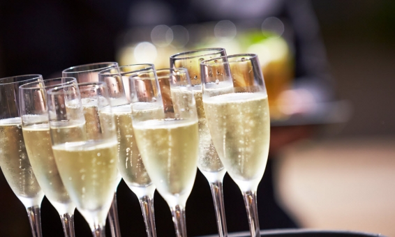 brindis copas primer plano